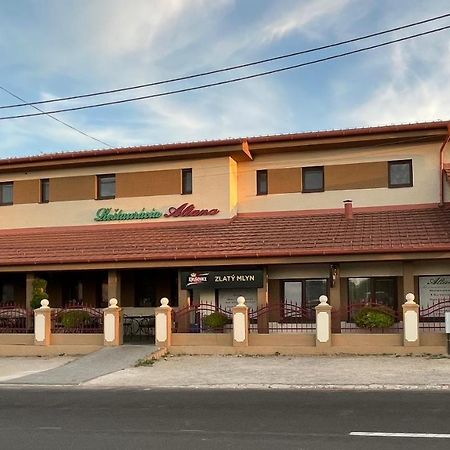 Ludanice Restauracia-Penzion Altana מראה חיצוני תמונה